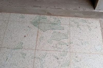 Una pareja irrumpió en el cementerio, profanó tumbas y robó las ofrendas de los fallecidos