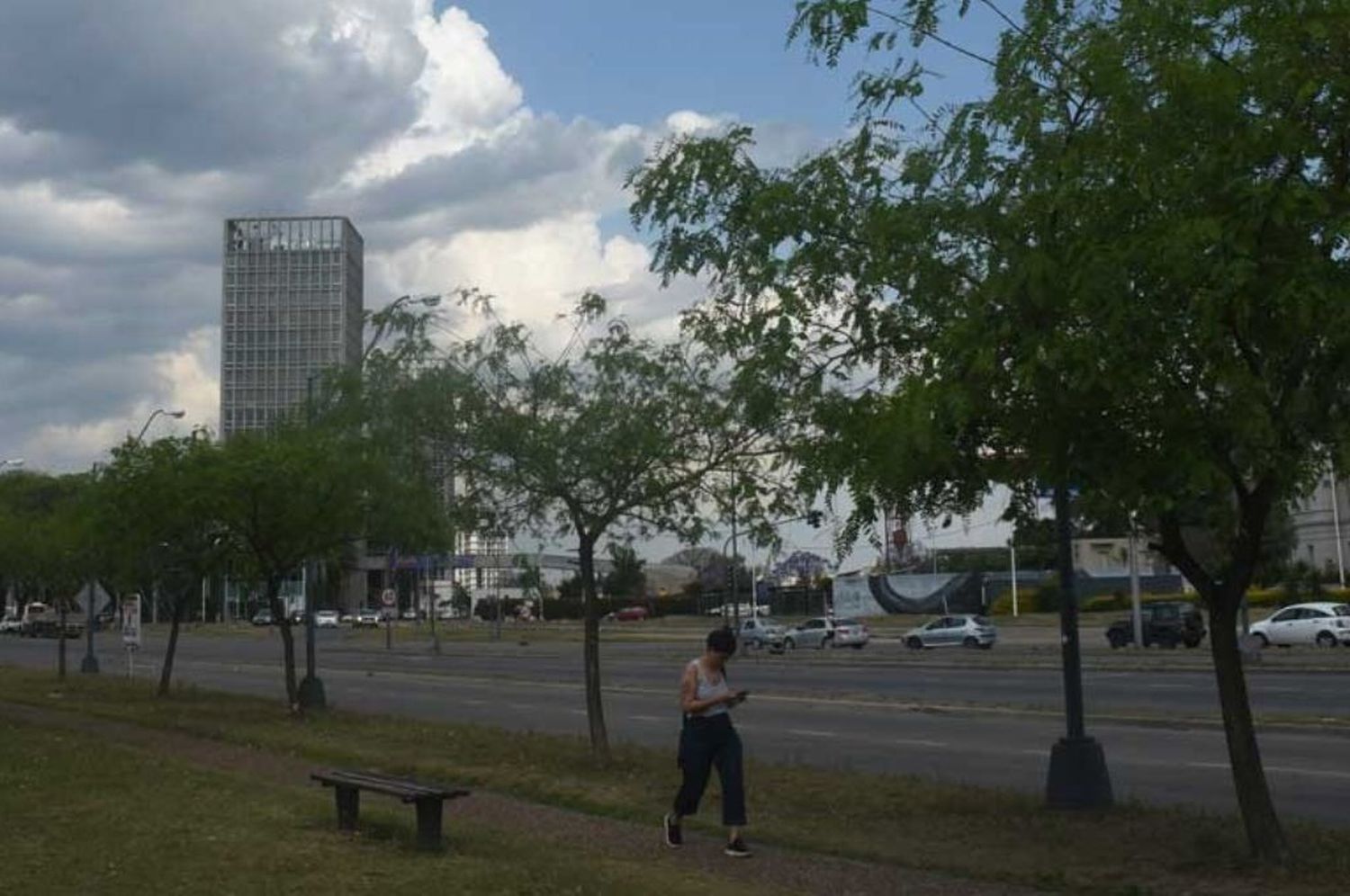 Jornada de domingo con cielo algo nublado en la ciudad de Santa Fe