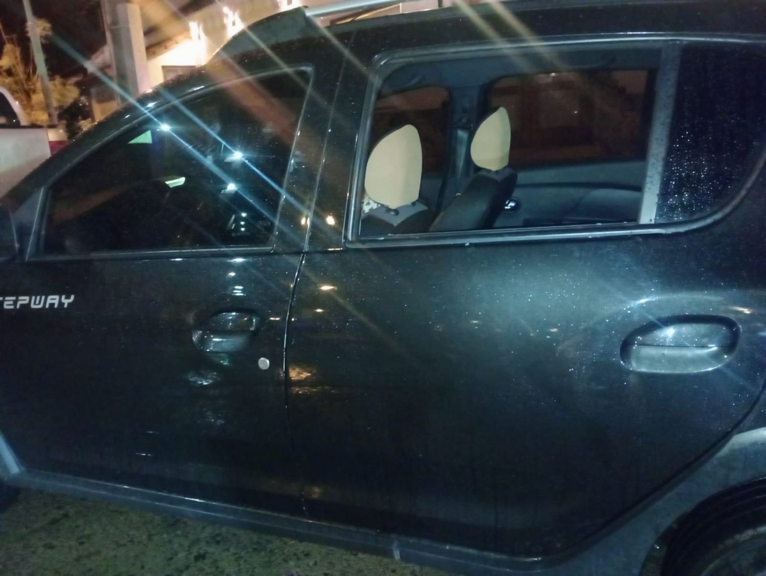 Rompió la ventana de un auto y se robó más de 55 mil pesos