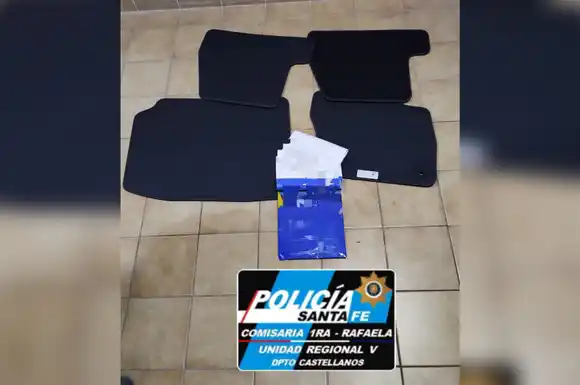 Lo sorprendieron robando las alfombras de un auto que estaba estacionado: fue atrapado por dos vecinos