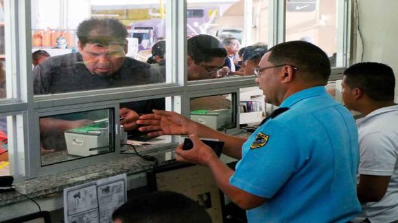 POR FRAUDE con sus visas para entrar a Europa retienen en Panamá a 11 venezolanos