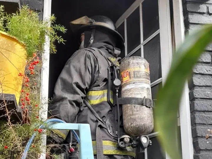 La planta alta de una casa del centro sufrió un incendio que fue apagado a tiempo por el hijo del propietario
