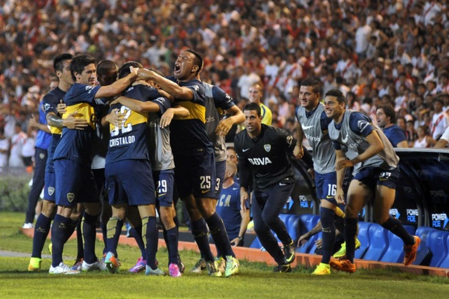 Boca aplastó a River en Mendoza: 5 a 0