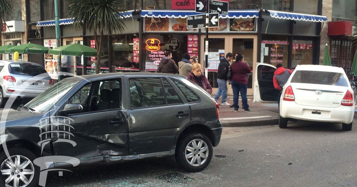 Fuerte choque en la esquina de tribunales