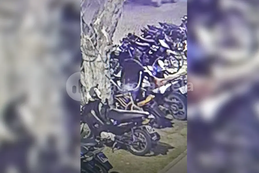 Lo vieron “hurgando” en una baulera entre las motos estacionadas frente a “Tío Pope”