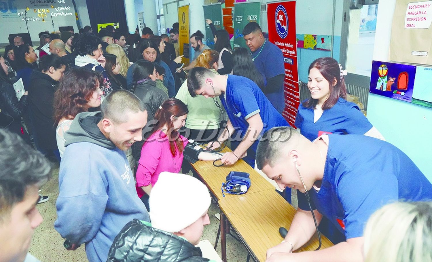 Tomaban la presión mientras informaban sobre las carreras que se pueden estudiar