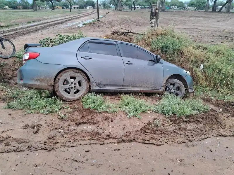 Un niño de nueve años subió a un auto con la llave 
puesta, lo encendió, manejó y terminó en un zanjón