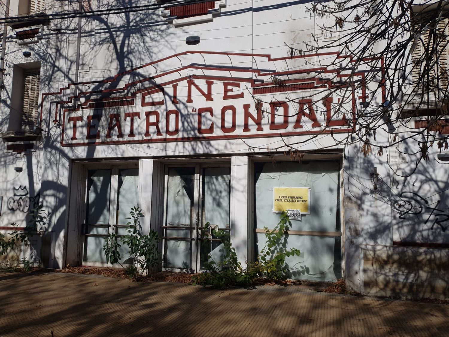 Así luce actualmente la fachada del teatro.