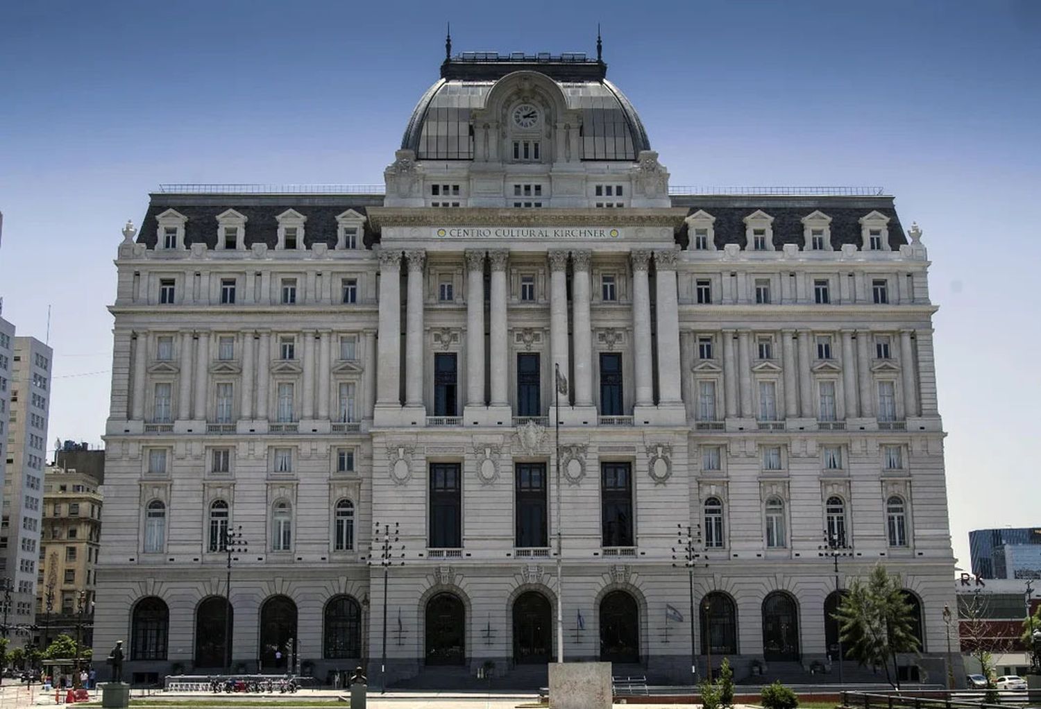 Además, subió una encuesta en redes para recibir propuestas de una nueva denominación para el edificio