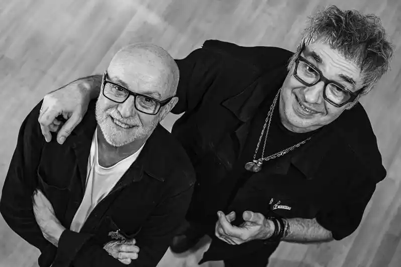 El título del álbum retoma la denominación popular de los 35 años de vínculo continuado, conocidas como “bodas de coral”.