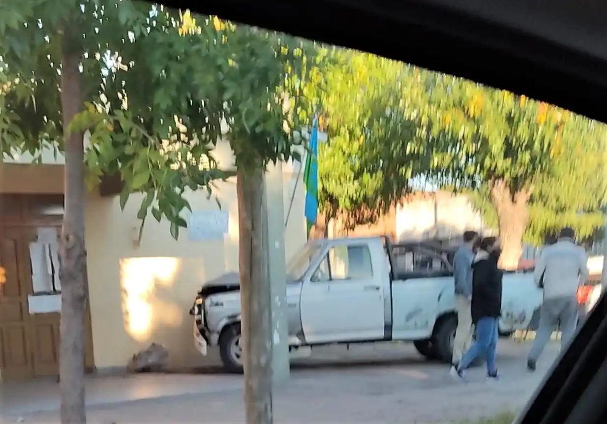 Conductor perdió el control y chocó una camioneta contra la escuela 43