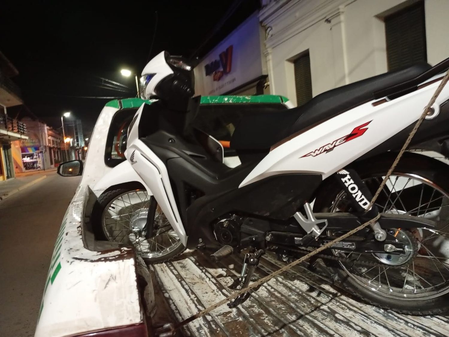 Incautaron cinco motos y un auto, durante la madrugada de este sábado.