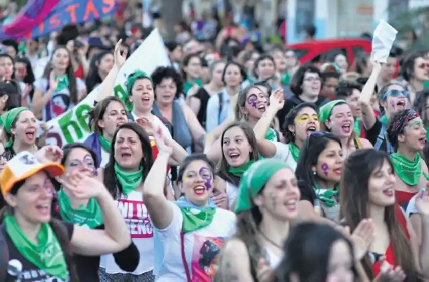 Sin acto formal por razones climáticas, se inició el Encuentro Nacional de Mujeres