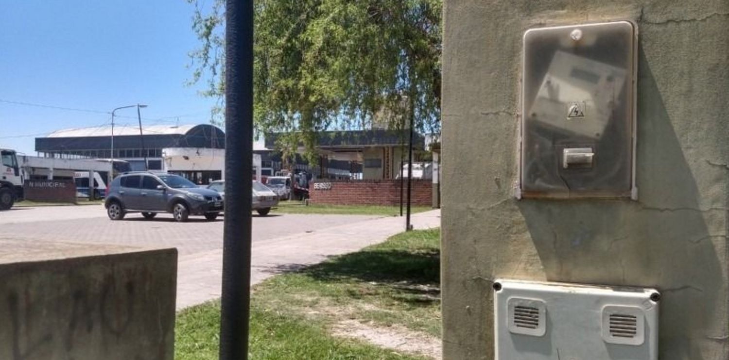 Denuncian que Nedela no pagó la luz durante más de dos años en la Municipalidad de Berisso