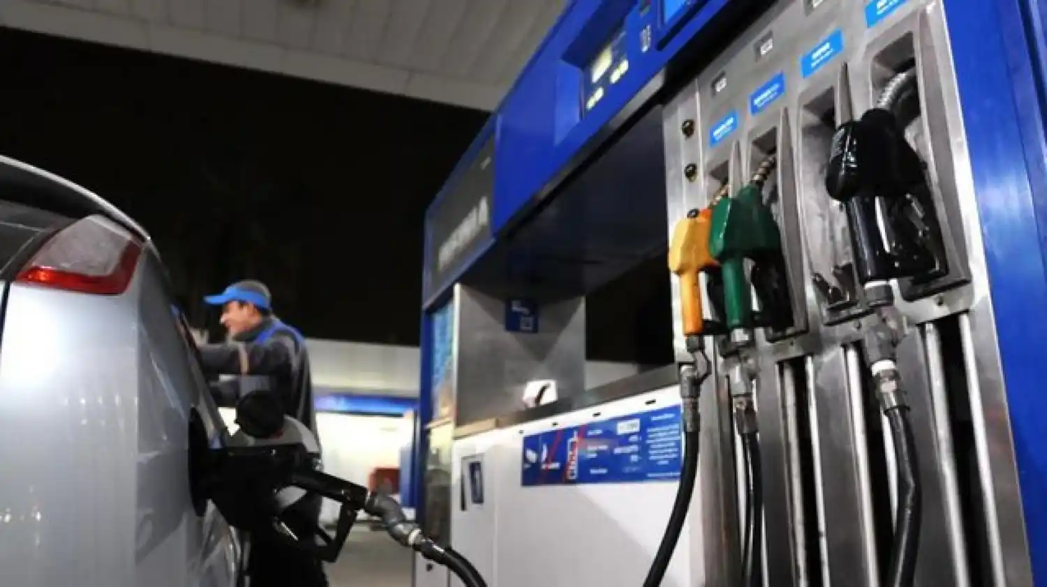 Macri anuncia la congelación de precios de la nafta, pero el Gobierno aclara que negociará «un acuerdo con las empresas»