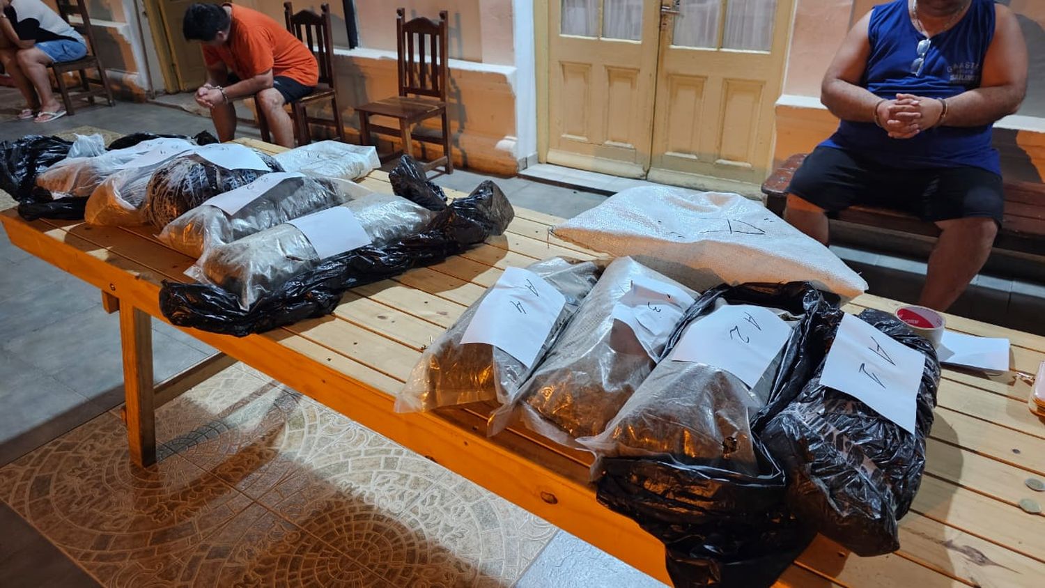 Tres detenidos con casi 10 kilos de cogollos de marihuana en Avellaneda