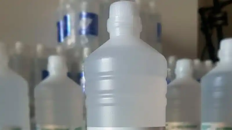 Prohibieron una marca de alcohol y un limpiador líquido desinfectante