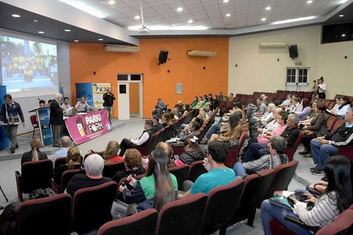 Se realizó en el Hospital Odontológico 
un encuentro abierto sobre Parkinson