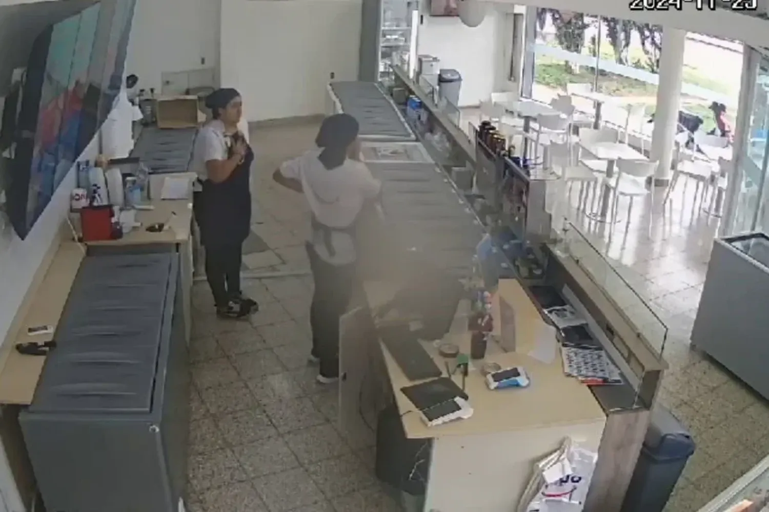 VIDEO | Será ladrón, pero tiene buenos modales: besó a una empleada después de robarle