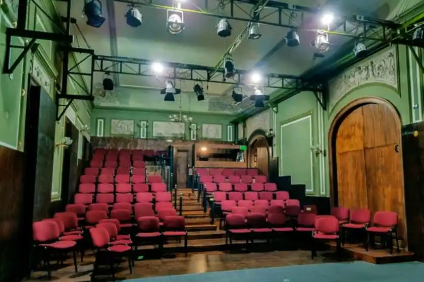 Tragedia en un teatro: un actor se descompensó en una función y falleció