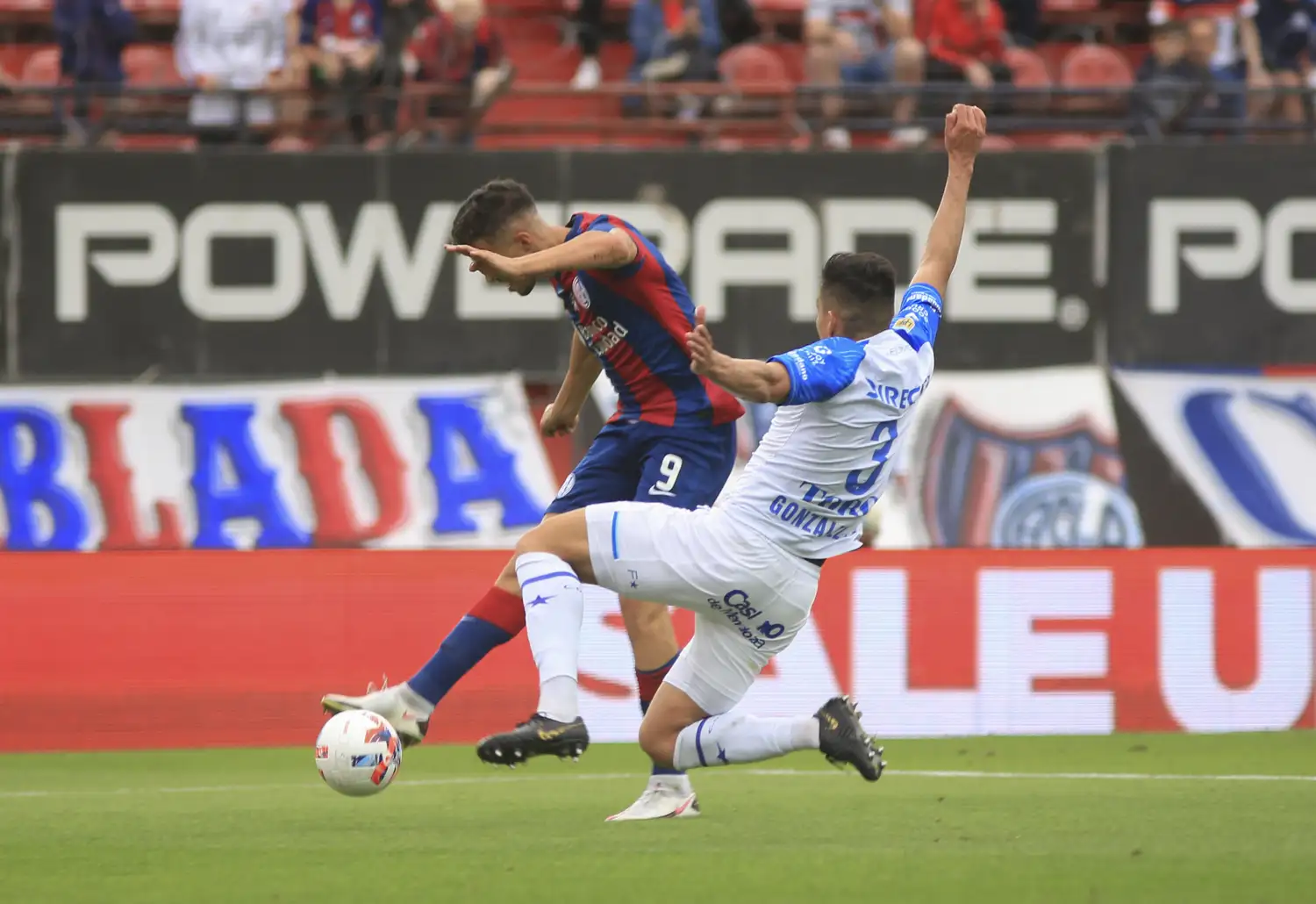 Di Santo anota el gol de San Lorenzo.