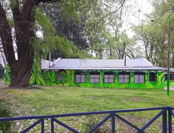 Muralistas del programa Arte Joven integraron el Mercado Artesanal a la naturaleza