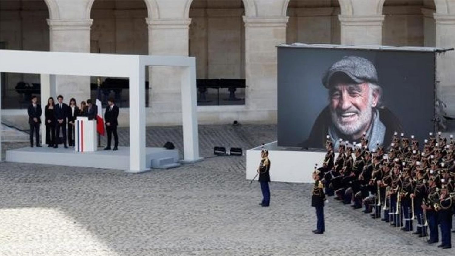 Emotiva despedida a Jean-Paul Belmondo con la música de "Los Profesionales"