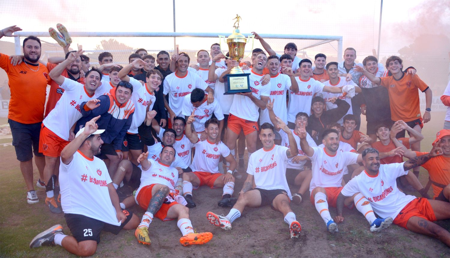 El plantel del equipo de Pablo Fernández celebra con el trofeo Abel Aníbal Coria