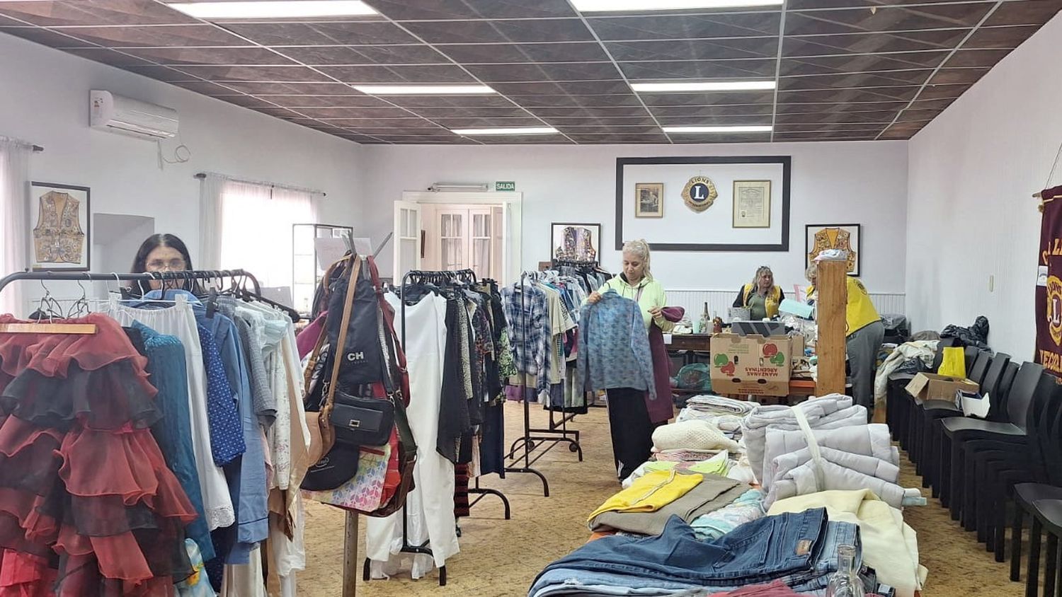 Realizan una nueva feria de ropa en el Club de Leones