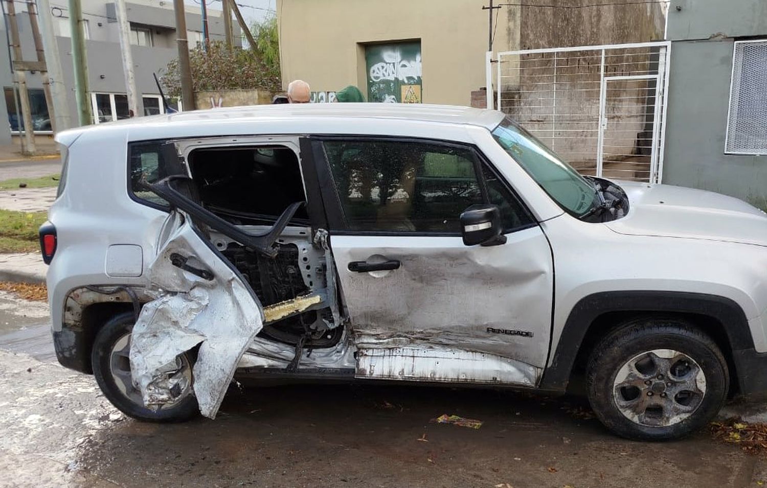 La camioneta Jeep sufrió daños importantes tras el incidente