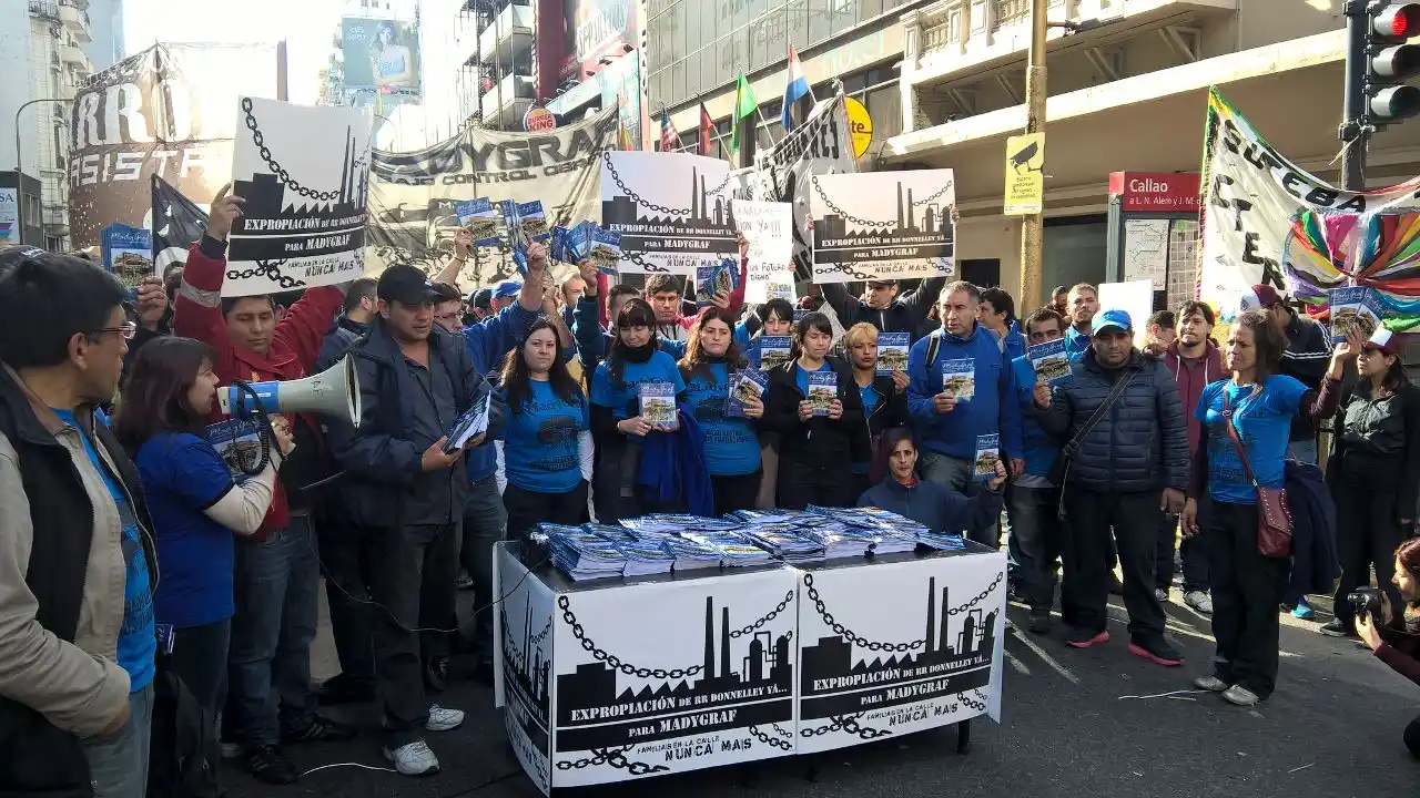 Los trabajadores de la ex Donnelley protestaron con un "cuadernazo" 