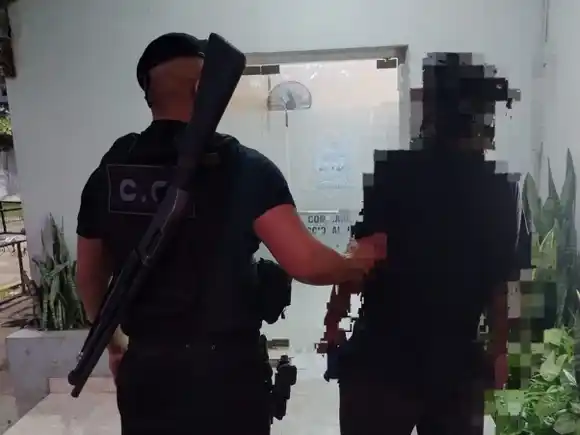 Intentó meterse a una casa sin permiso y agredió a la policía al ser detenido