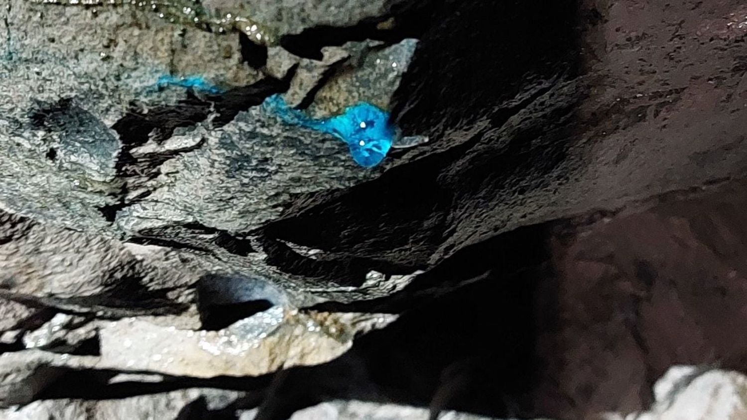 Hallan un mineral azul brillante no identificado en una mina de Michigan