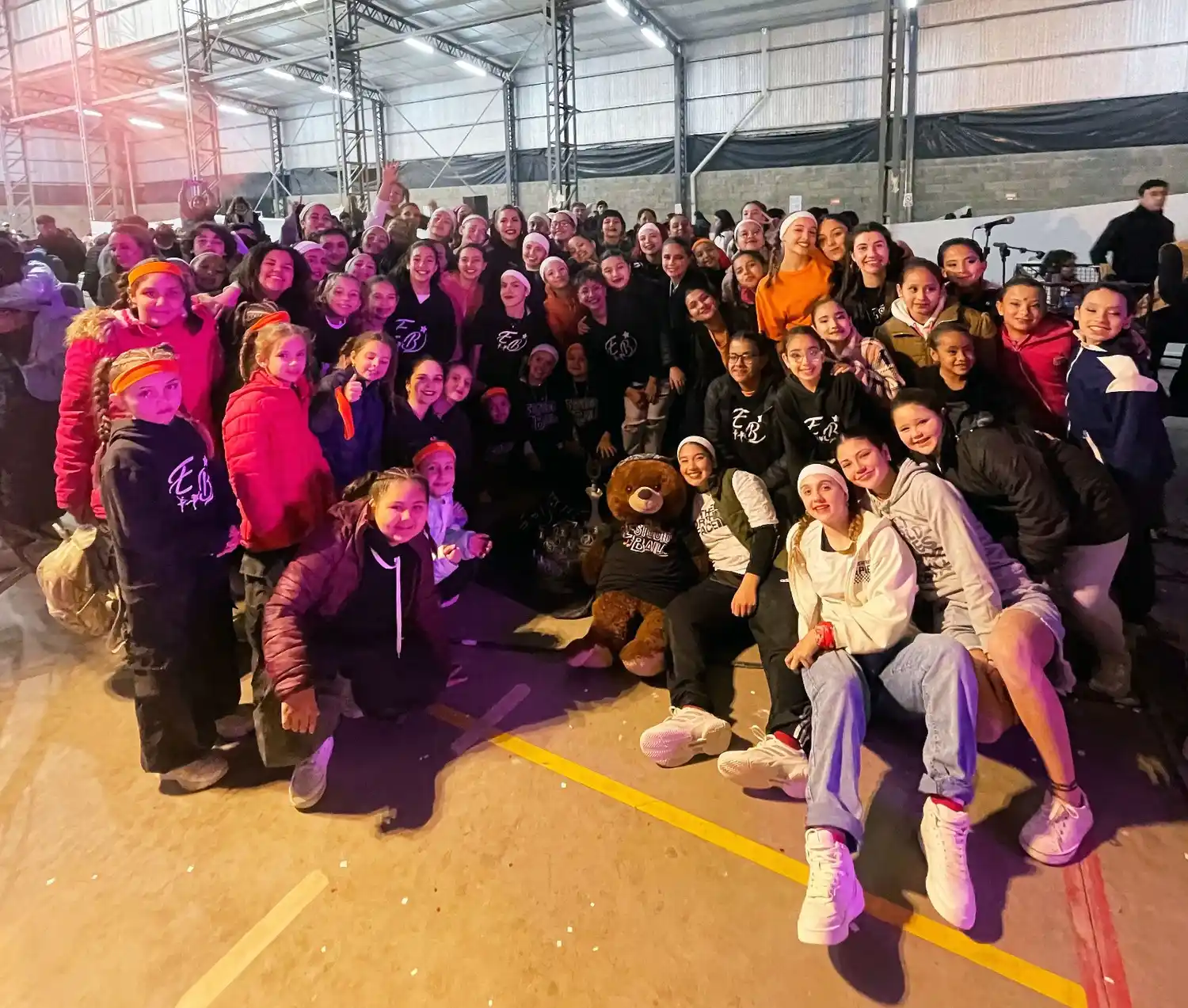 Bailarines junto a sus familiares y docentes de "Estudio Baila".