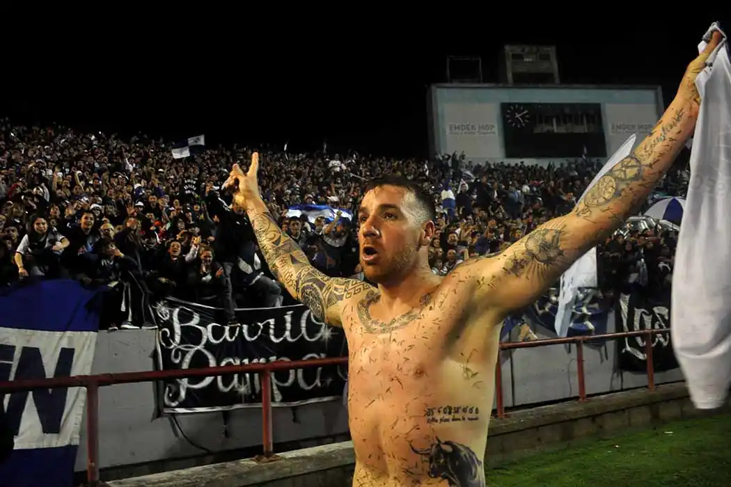 Emiliano López, cuando ascendió con Alvarado. Será uno de los delanteros de Santamarina en el próximo Federal A.