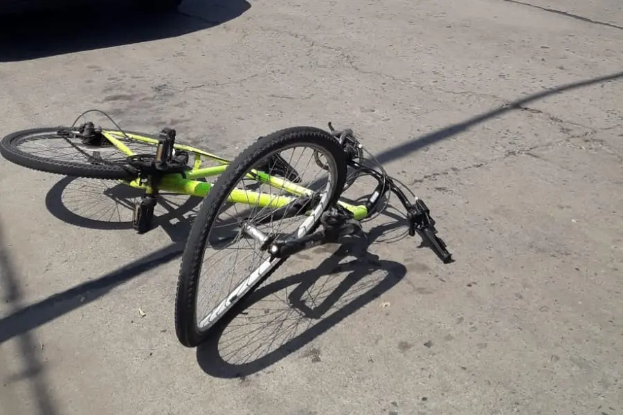 Un joven que conducía en bicicleta sufrió un accidente con un automóvil