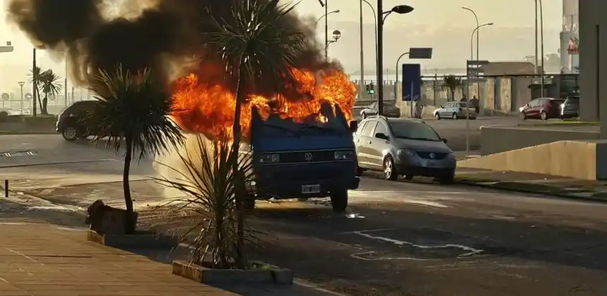Se incendió un auto en pleno centro