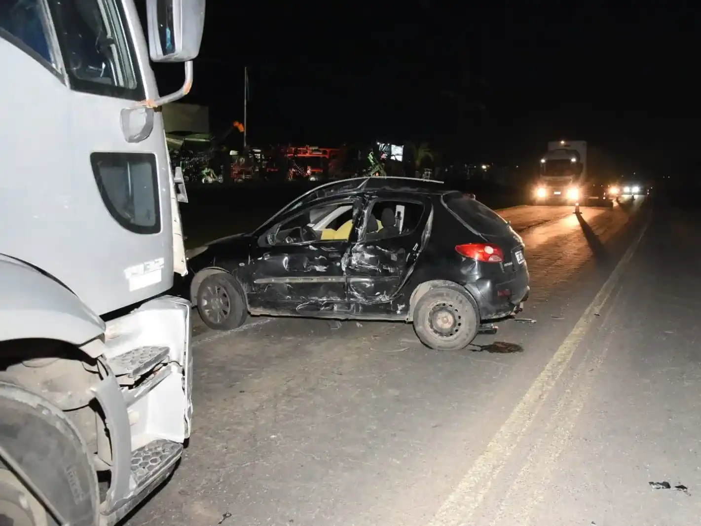 El impacto del vehículo de mayor porte se produjo sobre el lateral izquierdo del automóvil, precisamente del lado de la conductora.