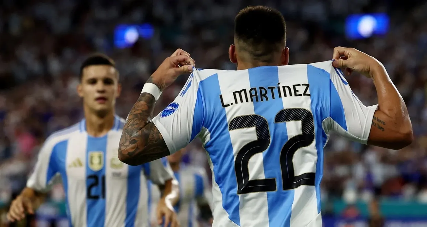 Lautaro Martínez marcó un doblete para Argentina ante Perú. Crédito: Reuters