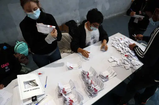 Comienza conteo de votos en plebiscito constitucional en Chile
