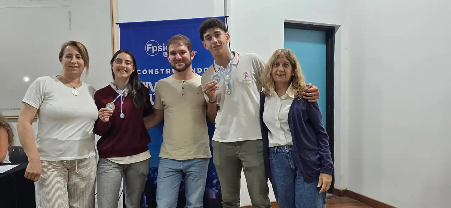 Los alumnos posan con las medallas obtenidas.