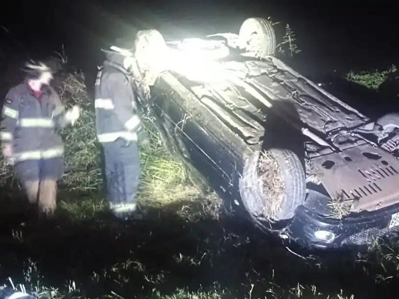 Volcó un auto en el ingreso a Lehmann: una mujer fue trasladada al hospital