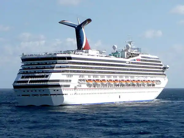 Un crucero con 4.200 pasajeros está a la deriva