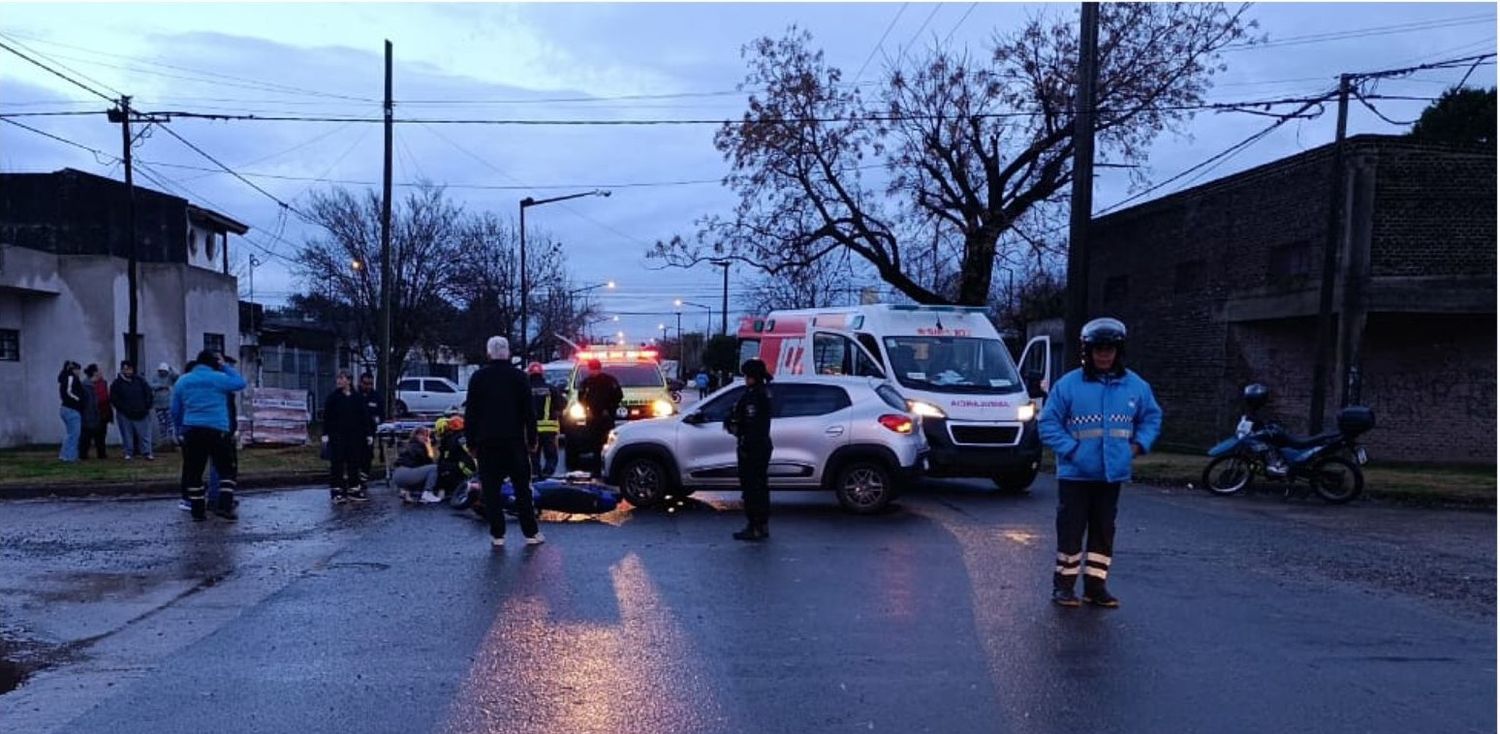Los servidores públicos trabajando en el lugar del accidente.
