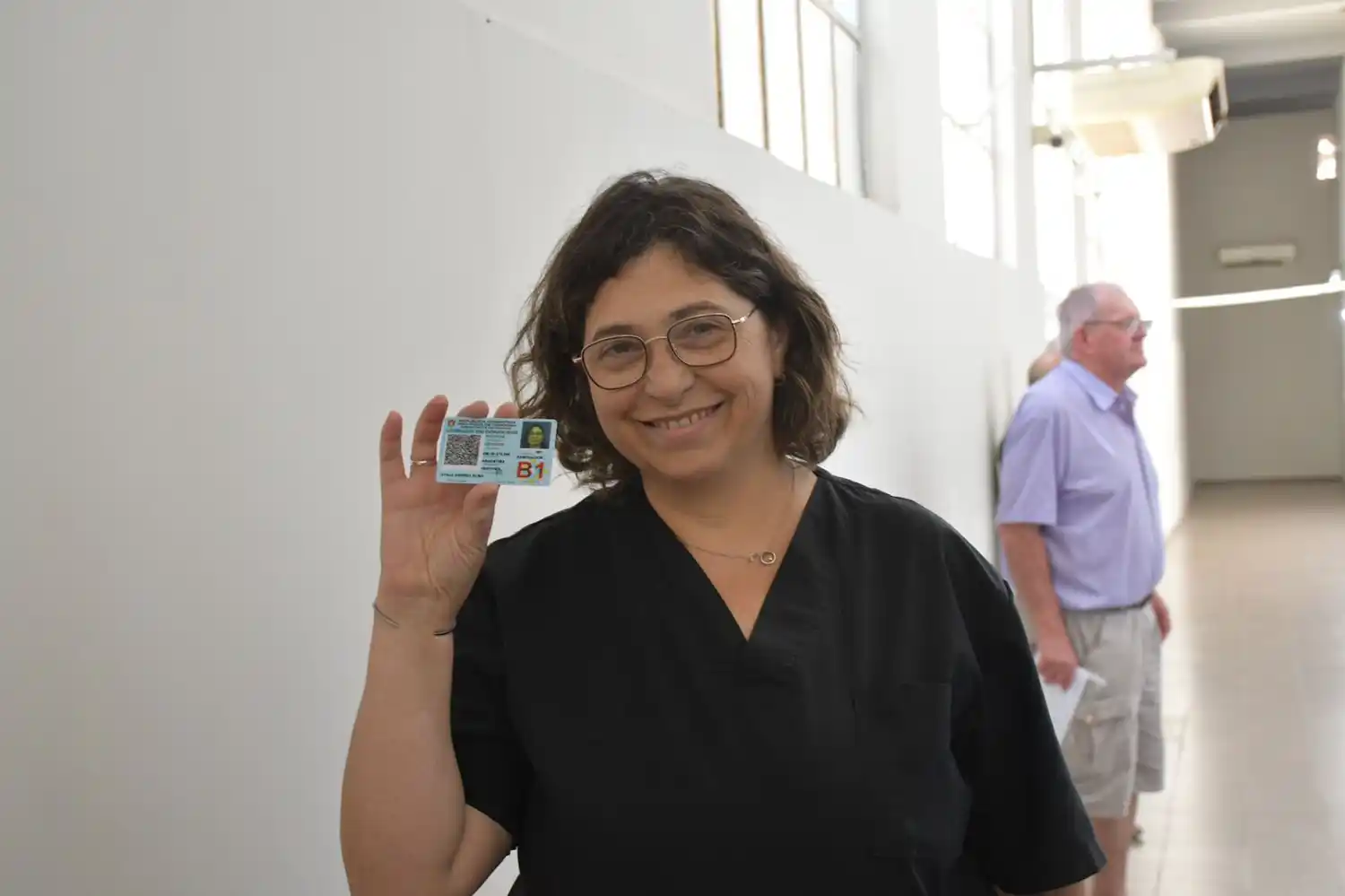 Una de las primera vecinas en hacer el tramite digital para tener su carnet de conducir.