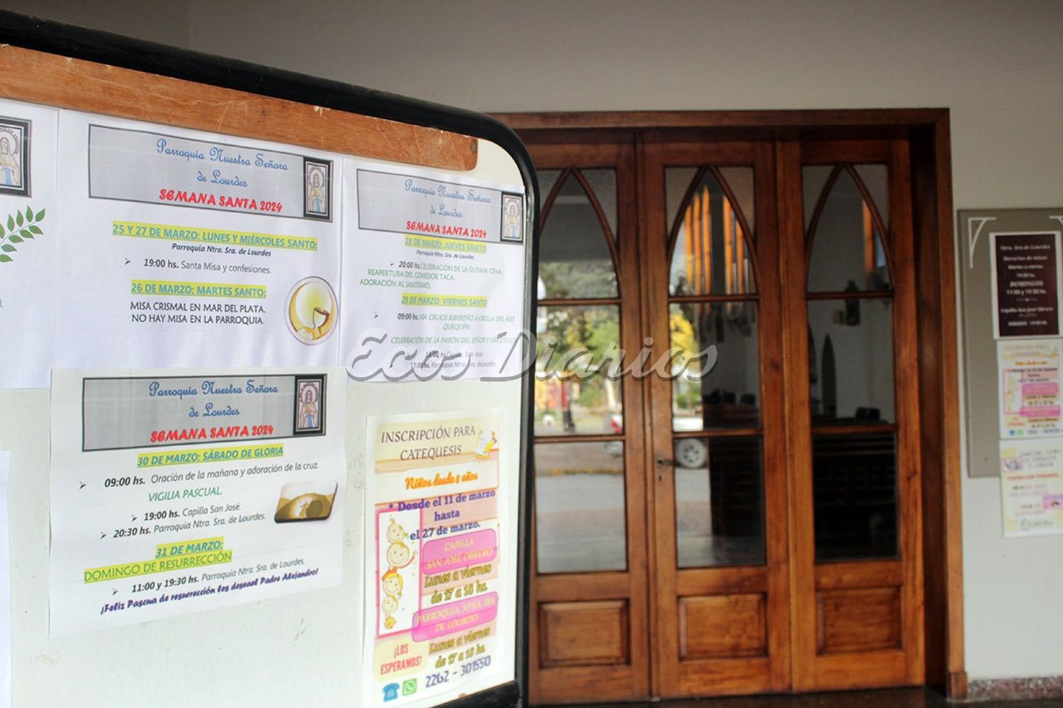 Cartelería. Con el programa de semana Santa en Lourdes