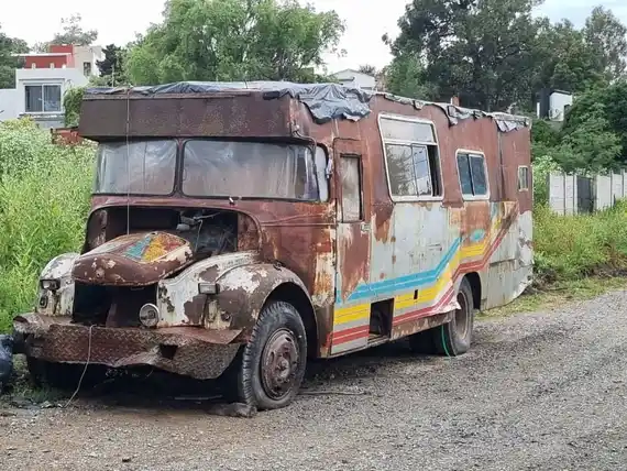 Colectivo abandonado y habitado por una pareja alarma a vecinos de Villa del Parque