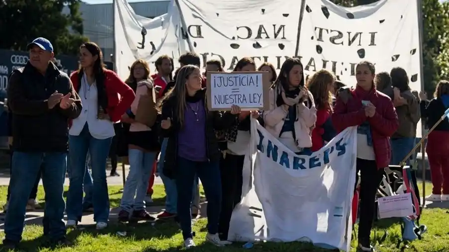 Trabajadores, familiares y pacientes reclaman en la sede de Inareps sobre Ruta 88