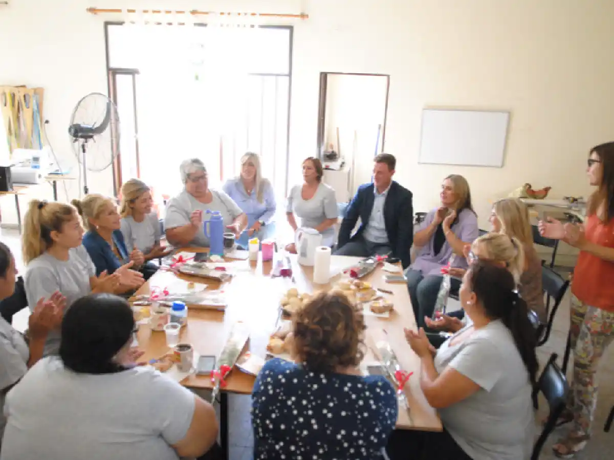 García Aresca visitó el Taller Formador de Emprendedores Textiles