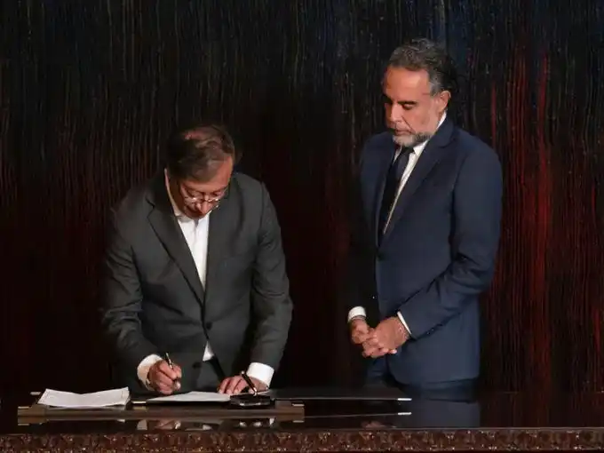 PETRO ORDENA A BENEDETTI revisar el estado de la embajada y consulados en Venezuela